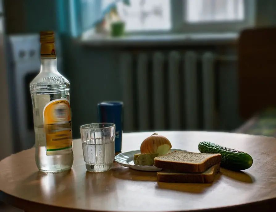 Бутылка водки и закуски на столе