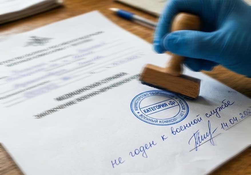 Врач ставит печать на деле с категорией Д